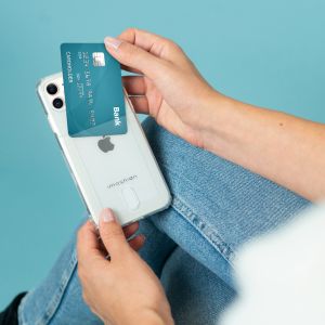 iMoshion Coque silicone avec support de passe iPhone SE (2022 / 2020)/8 / 7
