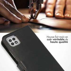 Selencia Étui de téléphone portefeuille en cuir véritable Galaxy A22 (5G) - Noir