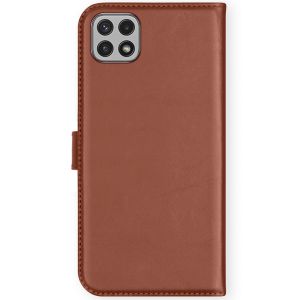 Selencia Étui de téléphone portefeuille en cuir véritable Galaxy A22 (5G) - Brun