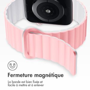 iMoshion Bracelet magnétique en silicone pour l'Apple Watch Apple Watch Series 1-9 / SE / Ultra (2) - 42/44/45/49 mm - Rose / Blanc