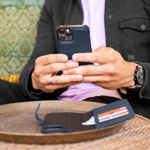 Accezz Étui de téléphone portefeuille en cuir de qualité supérieure 2 en 1 iPhone 14 - Vert foncé