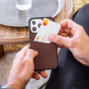 Accezz ﻿Coque en cuir de qualité supérieure avec fentes pour cartes iPhone 13 Pro Max - Brun