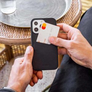 Accezz ﻿Coque en cuir de qualité supérieure avec fentes pour cartes iPhone SE (2022 / 2020) / 8 / 7 / 6(s) - Noir