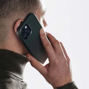 Accezz Coque arrière en cuir avec MagSafe iPhone 13 - Cedar Green
