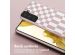 Selencia ﻿Coque design en silicone avec cordon amovible Samsung Galaxy S22 - Irregular Check Sand Pink