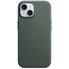 Apple ﻿Coque FineWoven MagSafe iPhone 15 - Evergreen