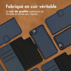 Accezz Étui de téléphone portefeuille en cuir de qualité supérieure 2 en 1 iPhone SE (2022 / 2020) / 8 / 7 / 6(s) - Bleu foncé