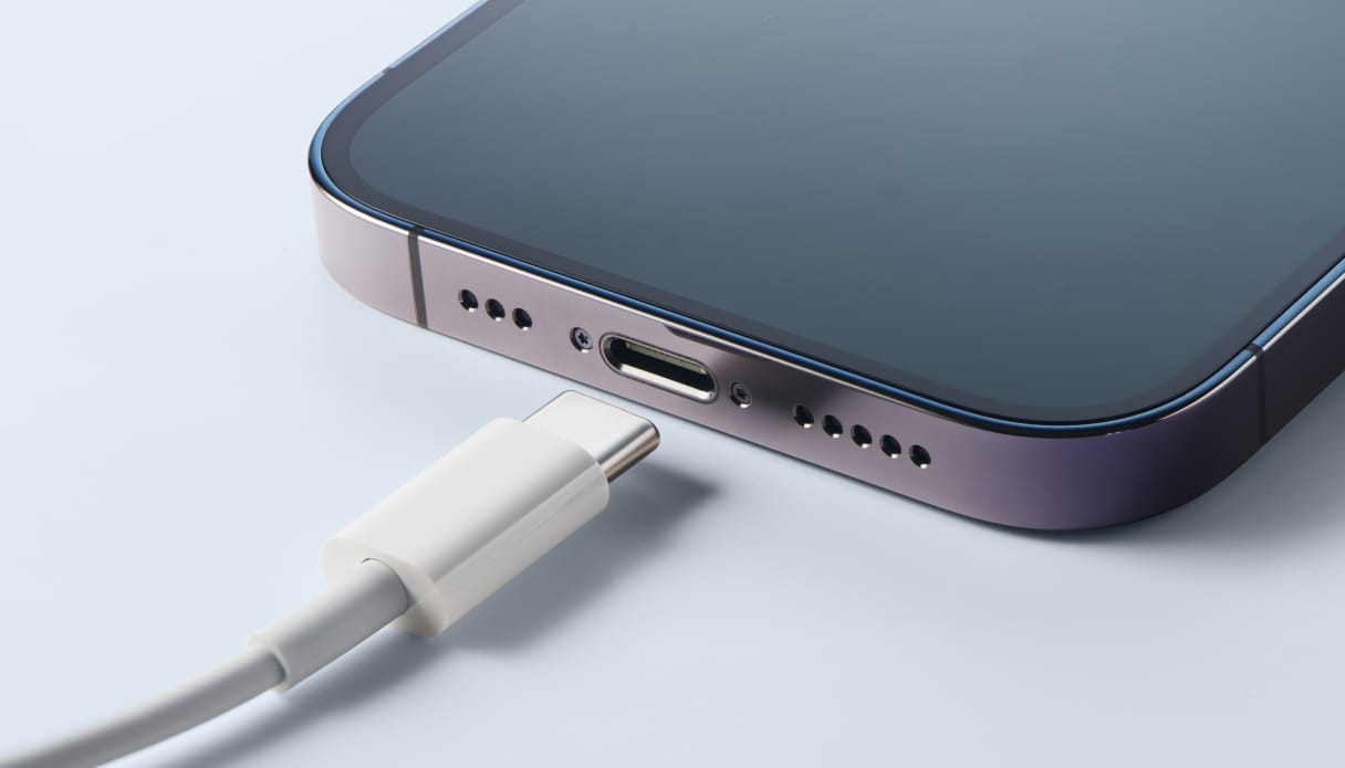 Photo zoomée du port USB-C et du câble de l'iPhone.