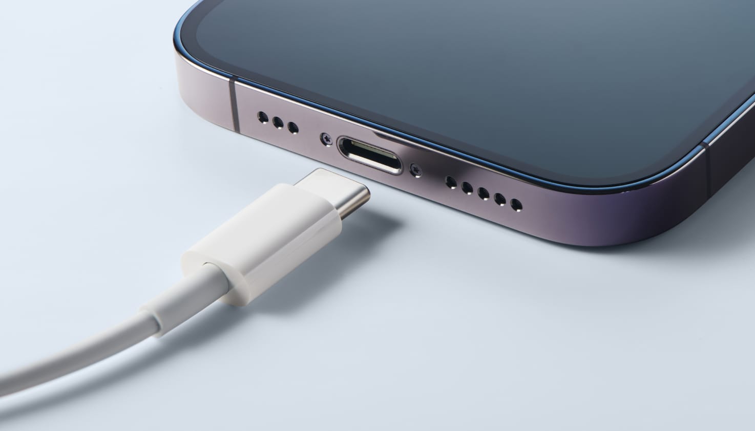 Photo zoomée du port USB-C et du câble de l'iPhone.