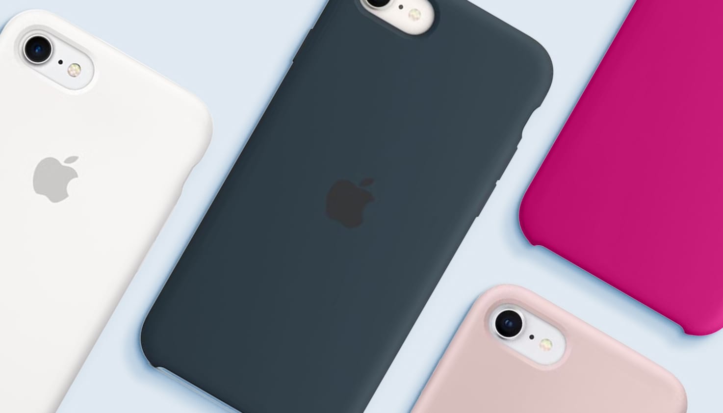 Quatre iPhones, avec des étuis de couleurs différentes.