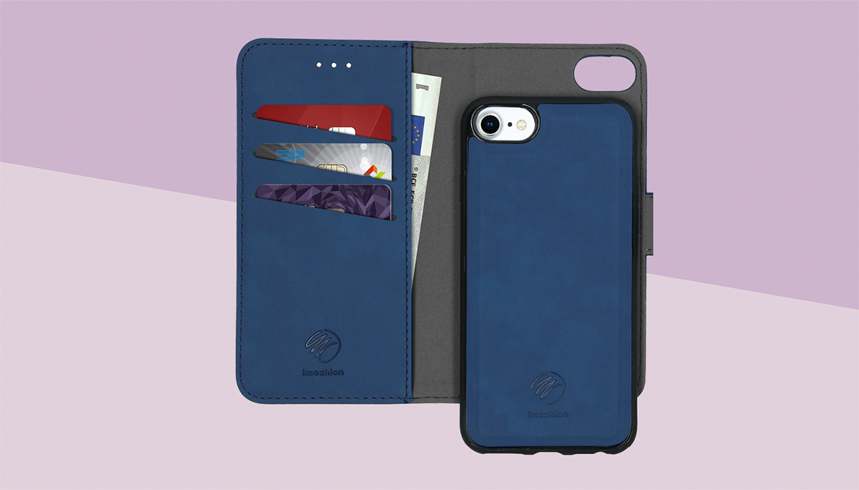 Un &eacute;tui de t&eacute;l&eacute;phone 2-en-1 bleu fonc&eacute; sur un fond violet, contenant des cartes et de l'argent liquide.