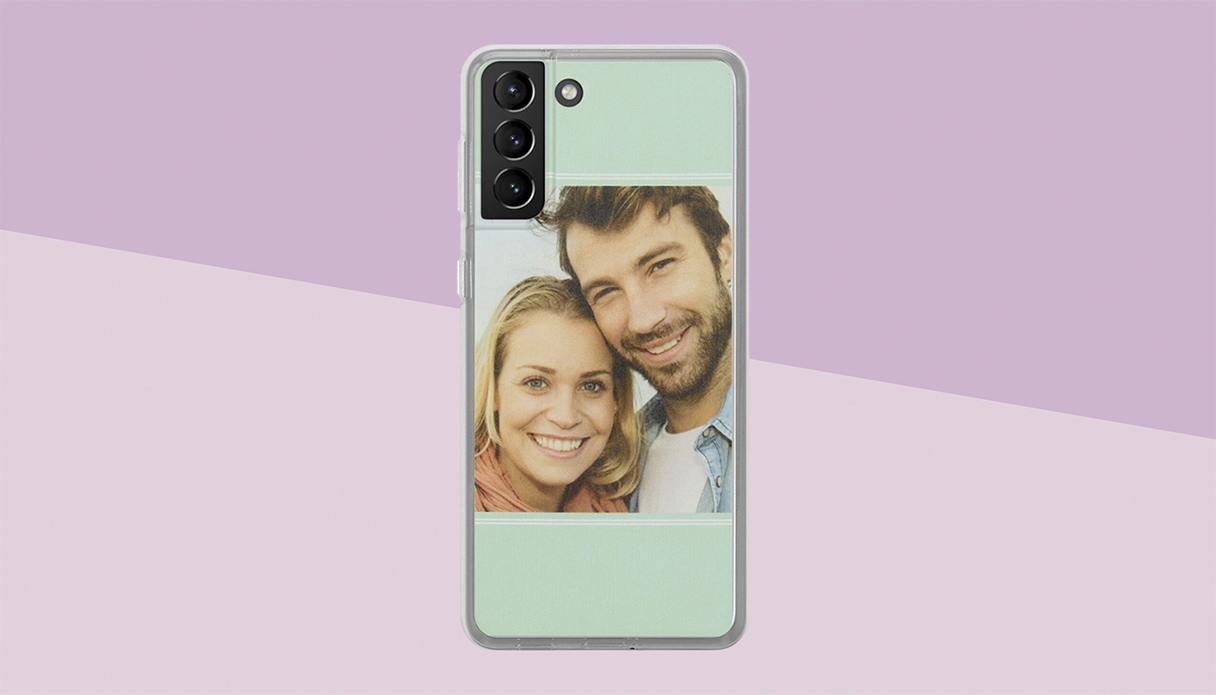 Un Samsung avec une coque de t&eacute;l&eacute;phone personnalis&eacute;e, la coque est une backcover et l'arri&egrave;re-plan est violet.