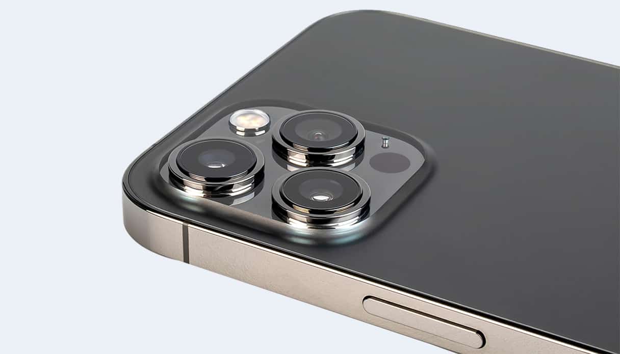 Un angle de l'iPhone apparaît depuis le coin droit, mettant en lumière le module caméra de l'iPhone.