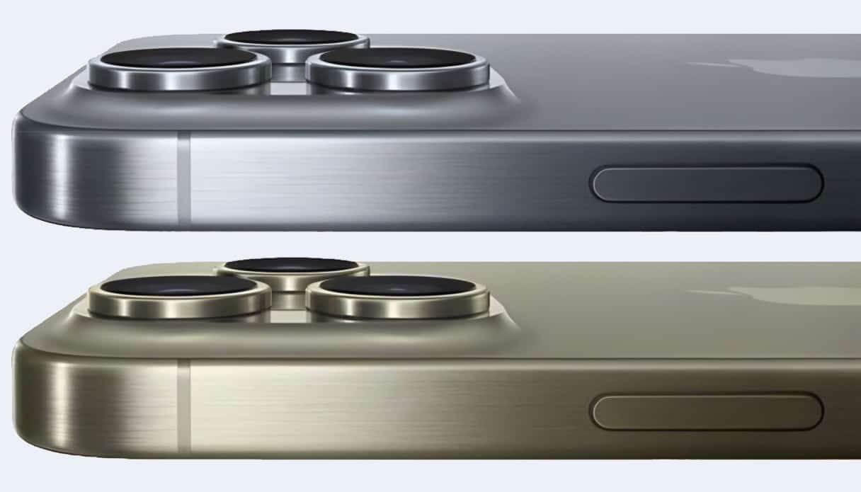 Deux iPhones visibles avec les nouvelles couleurs attendues : titane jaune et titane gris.