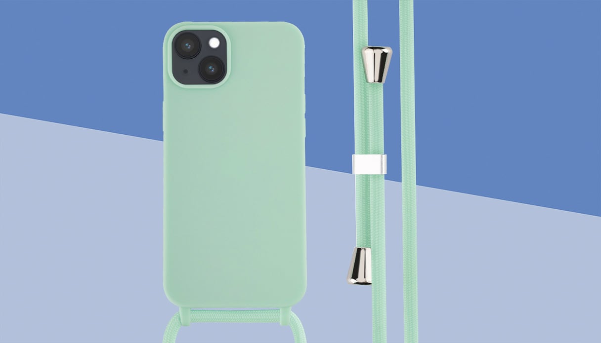 Un iPhone avec un &eacute;tui de t&eacute;l&eacute;phone avec cordon, l'arri&egrave;re-plan est bleu.