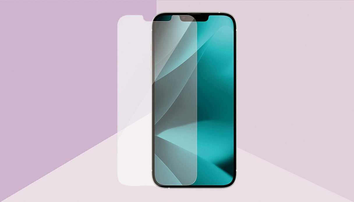 Un iPhone avec un protège-écran antibactérien, l'arrière-plan est violet.