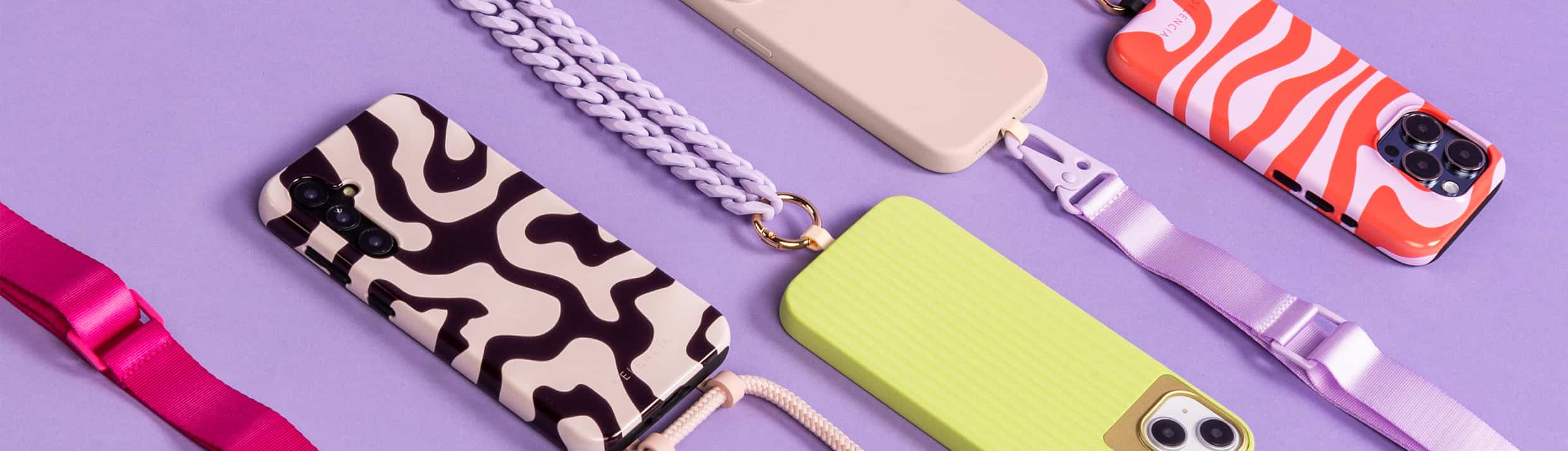 Une femme souriante tient une coque de t&eacute;l&eacute;phone violette, l'arri&egrave;re-plan est jaune.
