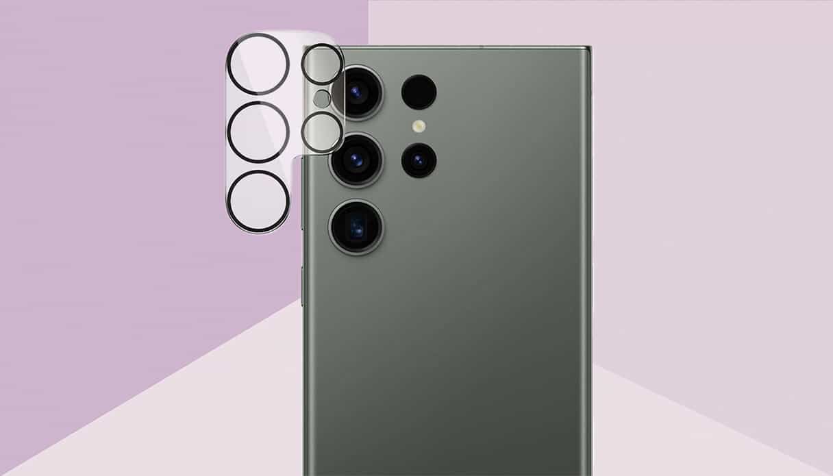 Un Samsung avec un protecteur d'objectif pour caméra, l'arrière-plan est violet.