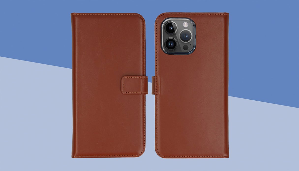 Un iPhone avec un &eacute;tui de t&eacute;l&eacute;phone portefeuille en cuir v&eacute;ritable, l'arri&egrave;re-plan est bleu.