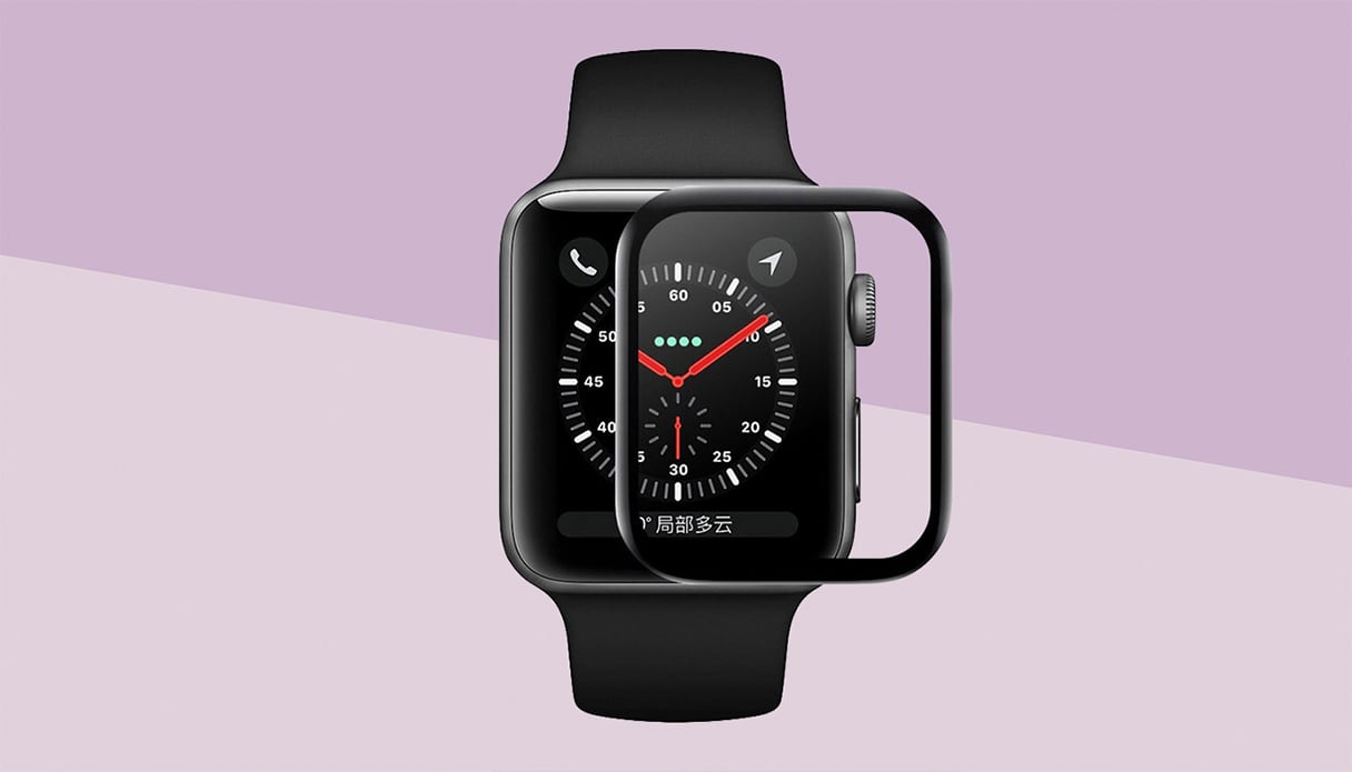 Une Apple Watch avec un protecteur d'écran, l'arrière-plan est violet.