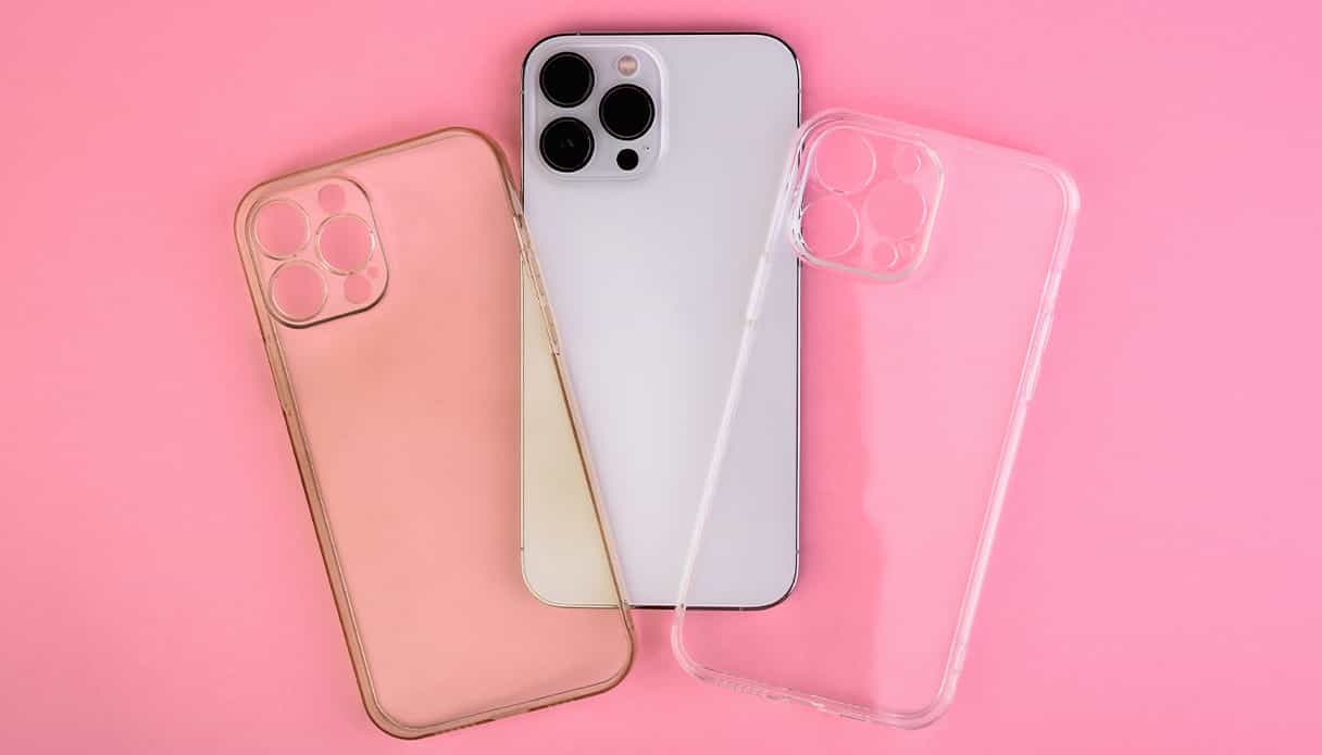 &Agrave; gauche se trouve une coque de t&eacute;l&eacute;phone transparente d&eacute;color&eacute;e et &agrave; droite une coque transparente propre.