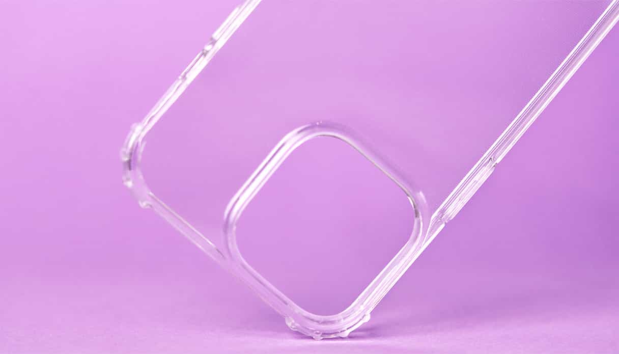 Coque transparente vide, en diagonale, ouverture cam&eacute;ra et boutons volume visibles.