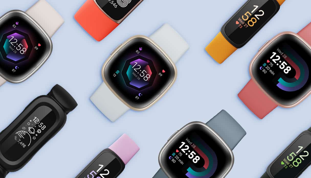différents modèles de montres connectées Fitbit sur un fond bleu