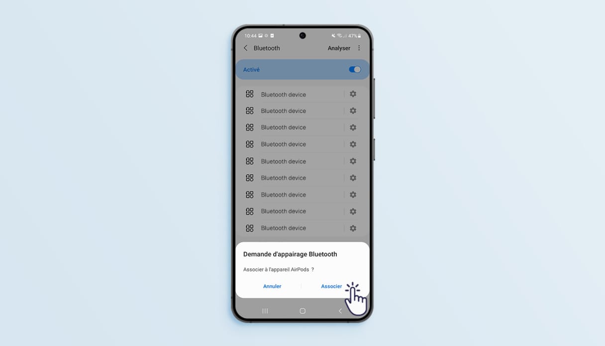 Instructions pour attacher les Apple AirPods au téléphone Samsung.