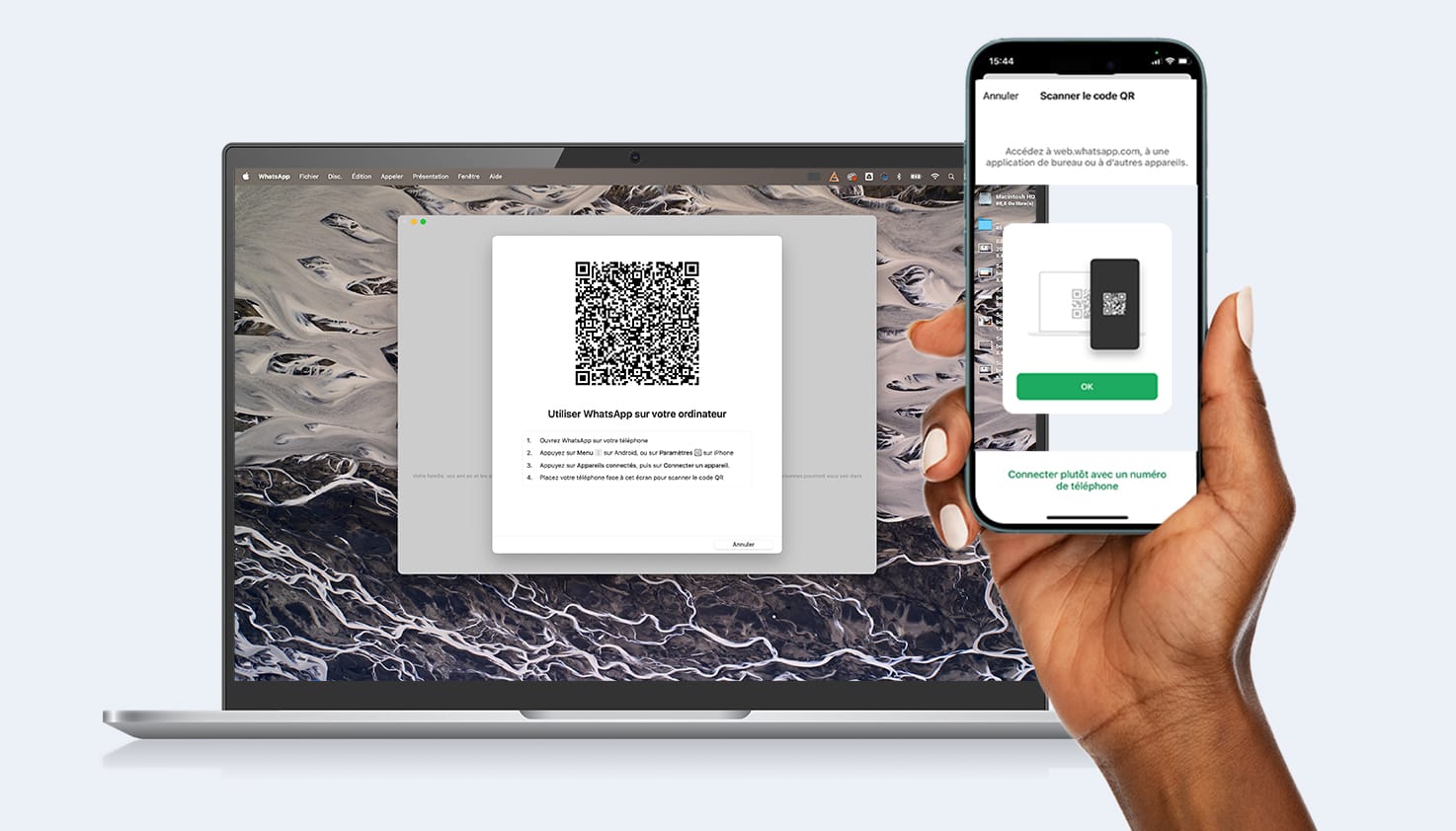 Un t&eacute;l&eacute;phone qui scanne le code QR sur l'&eacute;cran de l'ordinateur portable pour connecter le t&eacute;l&eacute;phone &agrave; WhatsApp sur l'ordinateur portable.