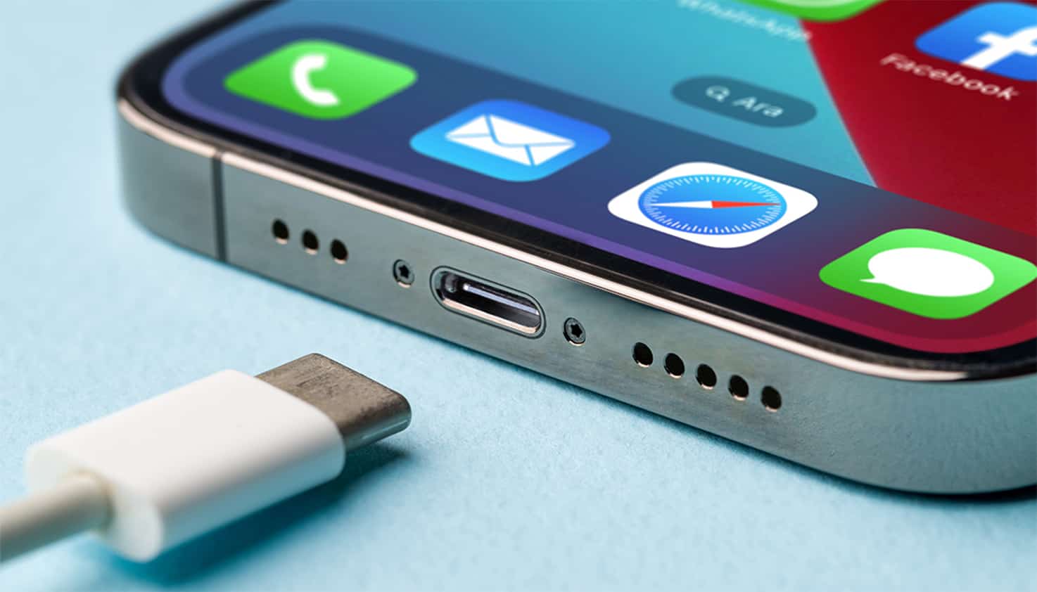 La caméra effectue un zoom sur le port de l'iPhone où vous avez besoin du câble de charge USB-C.