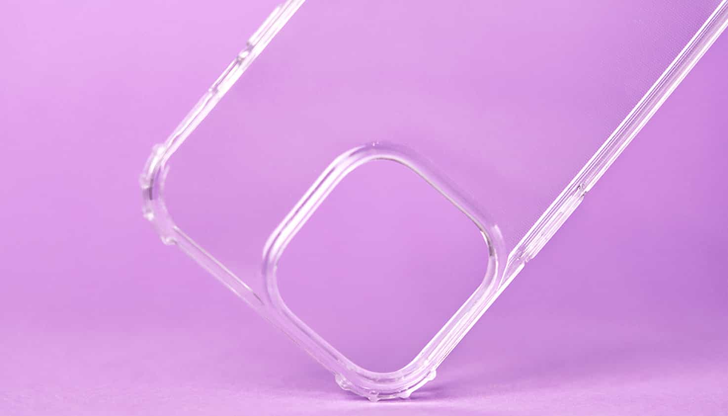 Coque transparente vide, en diagonale, ouverture cam&eacute;ra et boutons volume visibles.