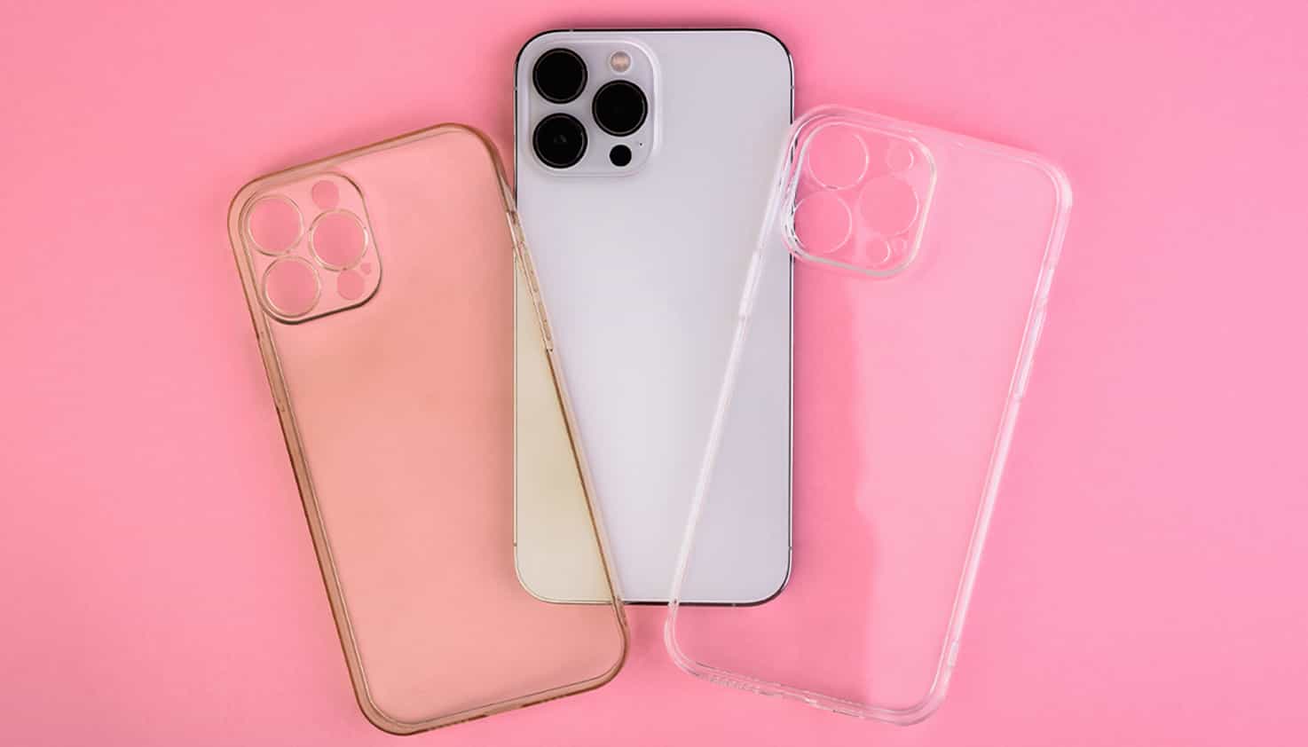 &Agrave; gauche se trouve une coque de t&eacute;l&eacute;phone transparente d&eacute;color&eacute;e et &agrave; droite une coque transparente propre.