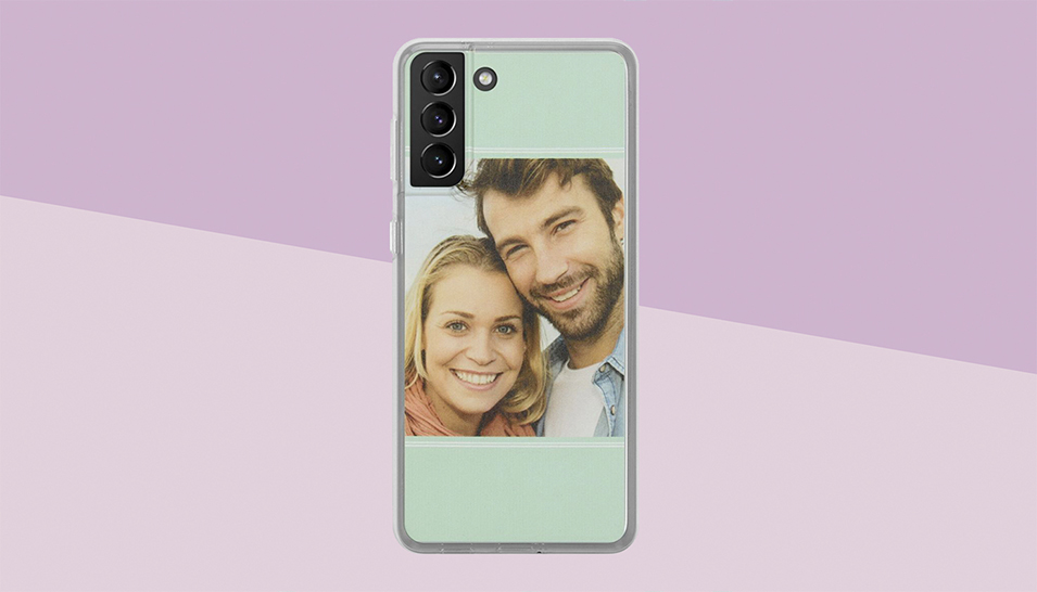 Un Samsung avec une coque de t&eacute;l&eacute;phone personnalis&eacute;e, la coque est une backcover et l'arri&egrave;re-plan est violet.