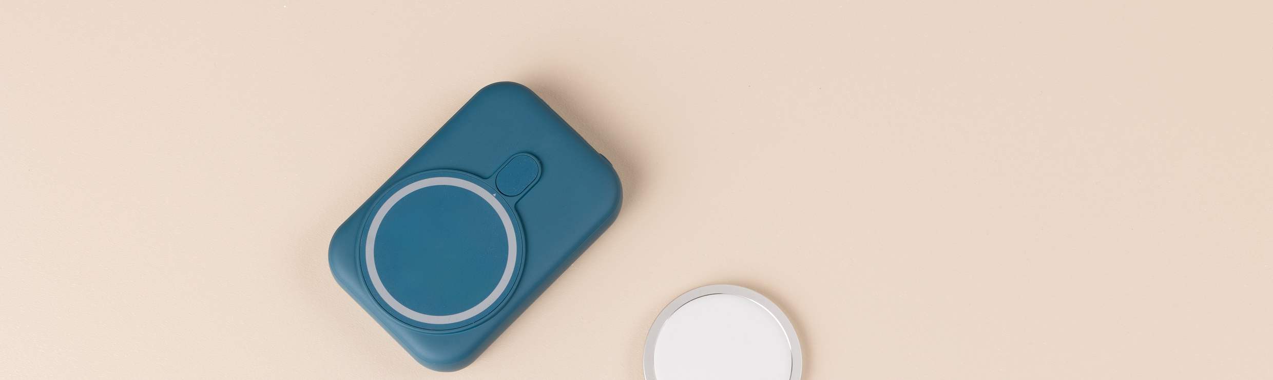 Une batterie externe MagSafe et un chargeur MagSafe côte à côte.