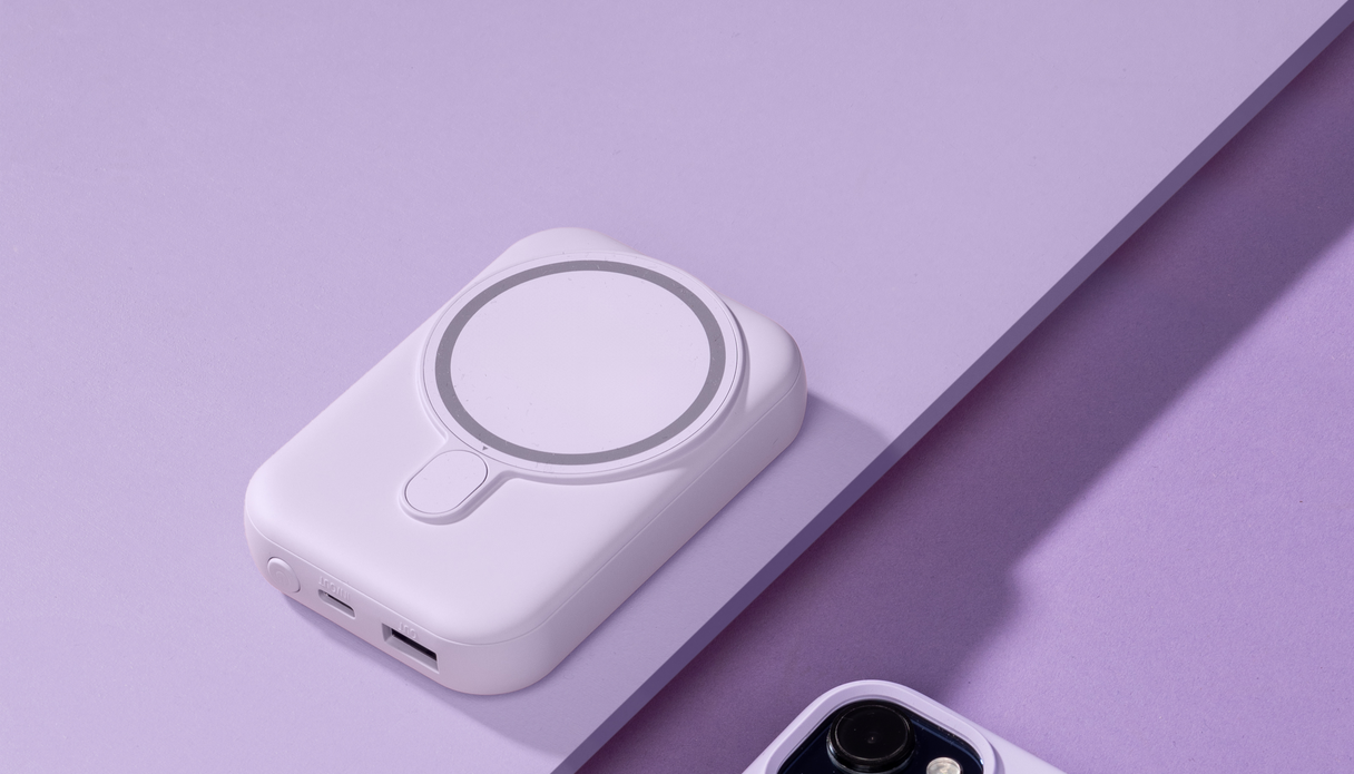 Lila MagSafe powerbank in een paarse omgeving.