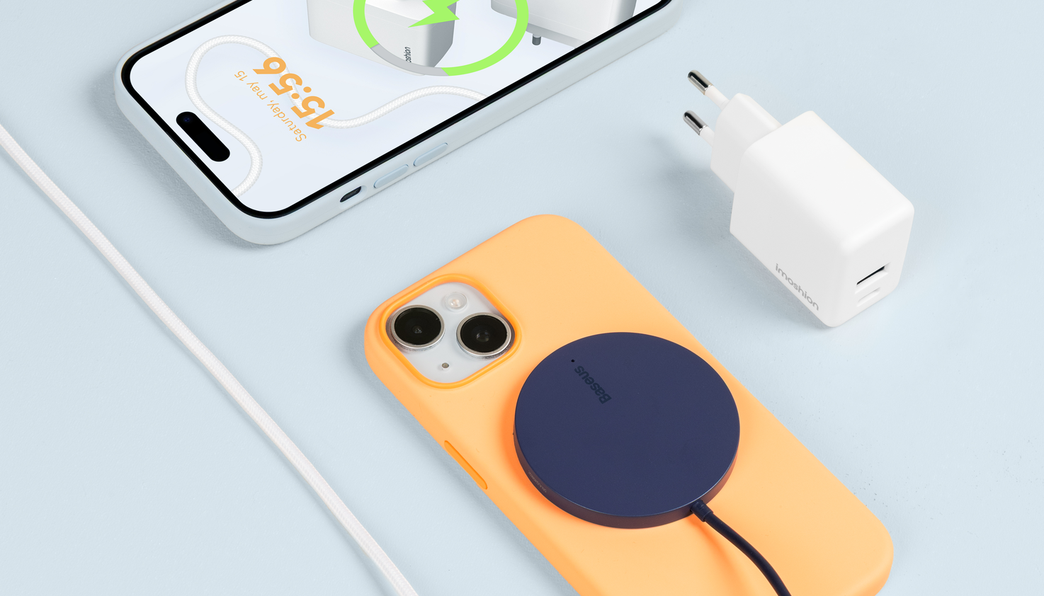 Un chargeur MagSafe sur un iPhone et un iPhone en cours de charge.