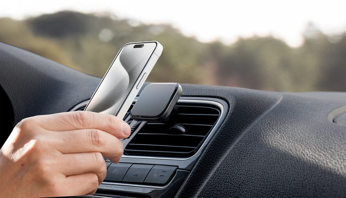 photo de quelqu'un accrochant un téléphone sur un support magnétique