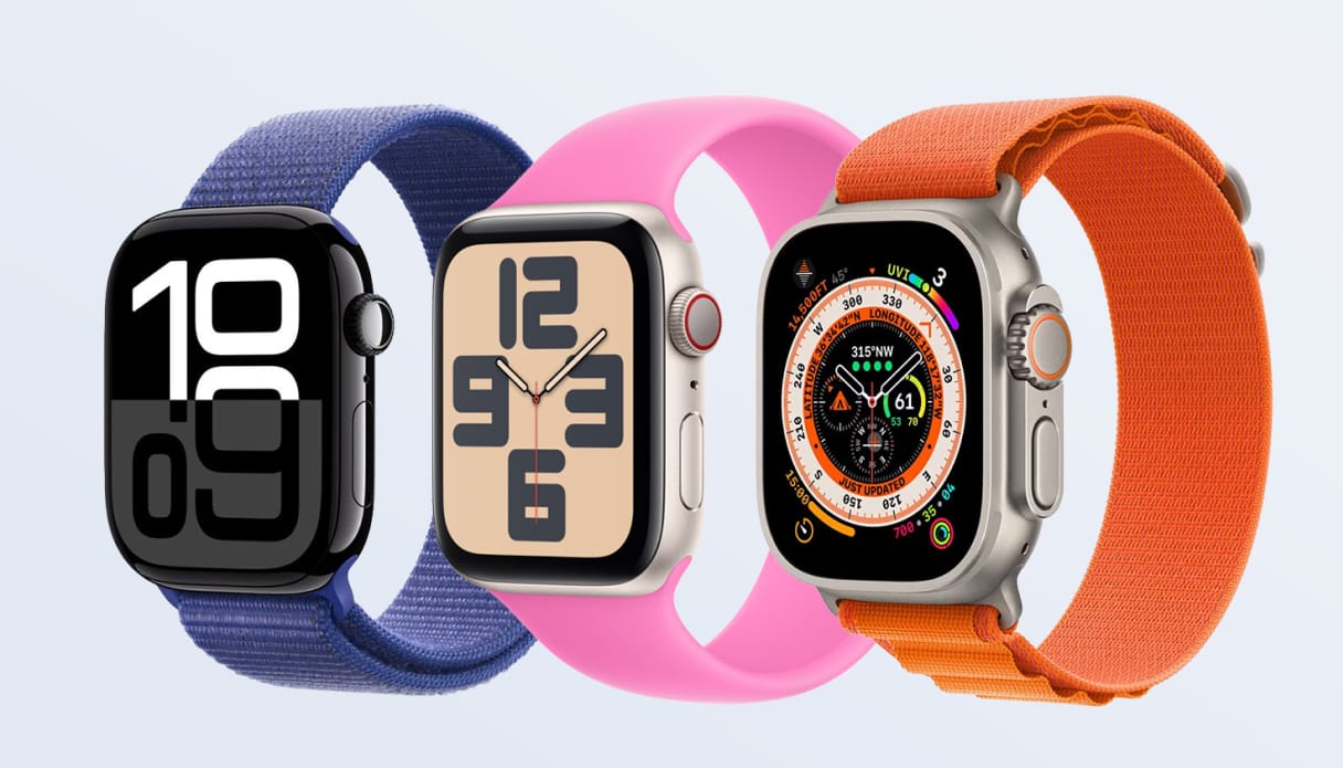 Photo produit de trois Apple Watches différentes sur un fond bleu.
