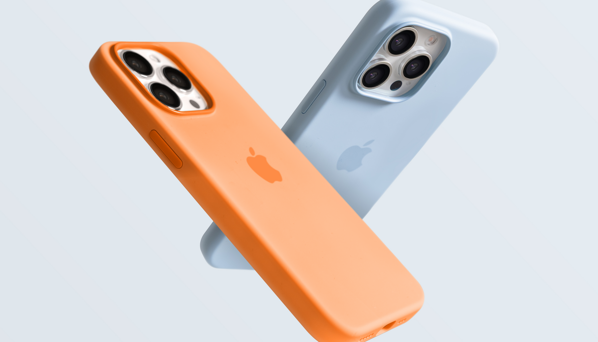 Deux iPhones avec une coque arrière Apple orange et bleu clair.