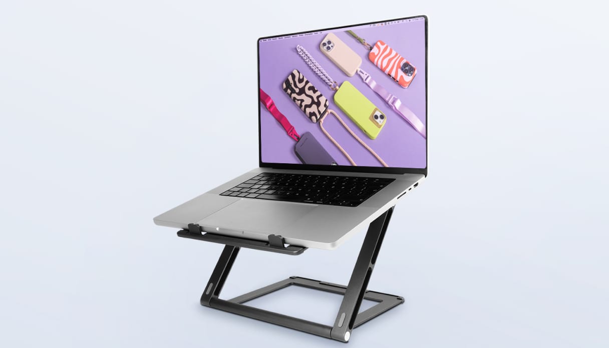 Un MacBook sur un support pour ordinateur portable