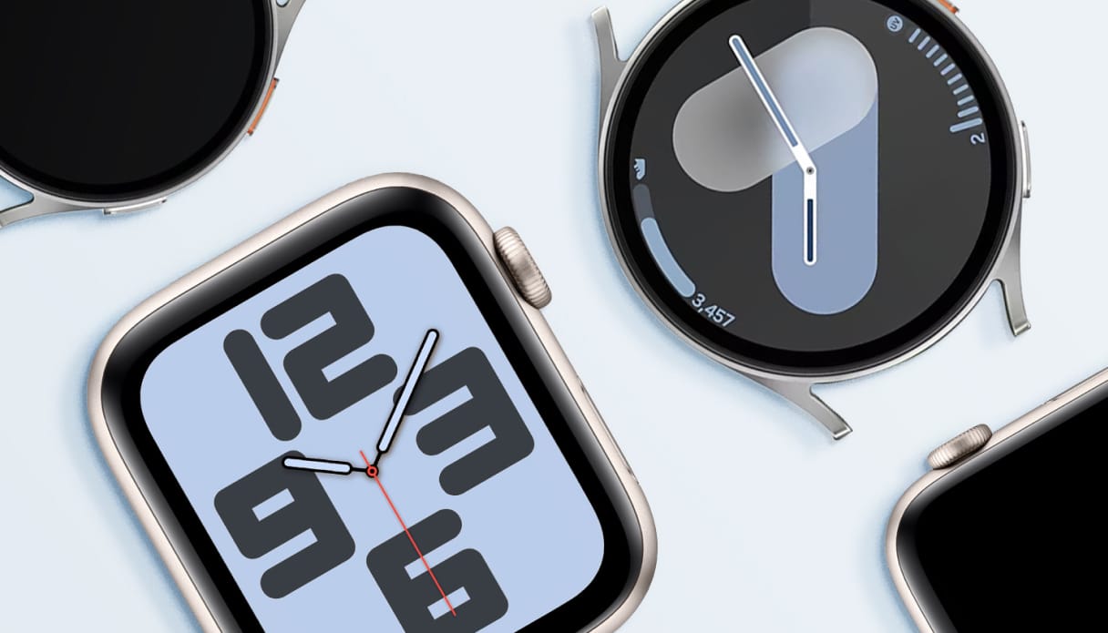 Vue de dessus de deux Apple Watch et Samsung Watch dispos&eacute;es c&ocirc;te &agrave; c&ocirc;te de fa&ccedil;on align&eacute;e. L'arri&egrave;re-plan est bleu clair.