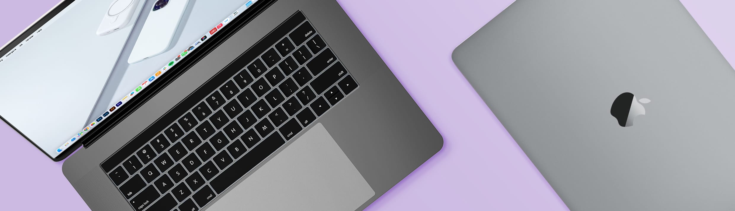 Deux ordinateurs portables Apple Macbook sur un fond violet.