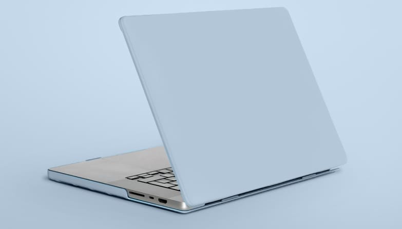 Un Apple MacBook avec une coque d’ordinateur portable bleu clair.