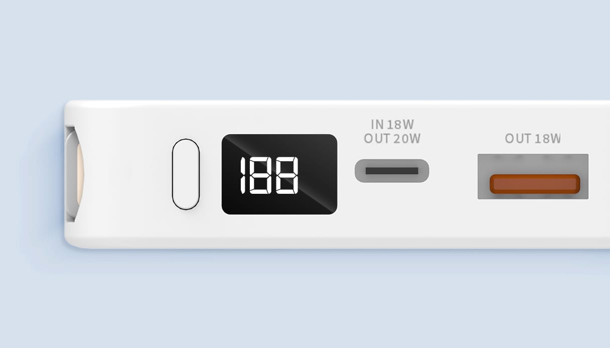 Vue de profil d'une batterie externe blanche sur fond bleu clair. Les ports sont visibles, ainsi que le bouton marche/arrêt et l'écran LED affichant le code « 188 ».