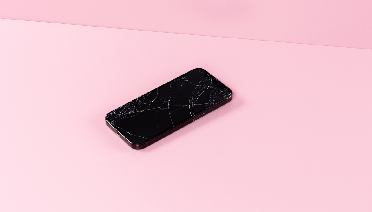 Un téléphone avec un protecteur d'écran fissuré.