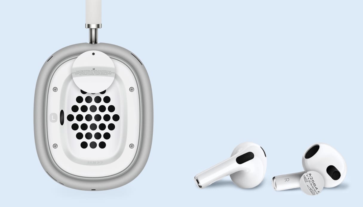 Un coussin d'oreille de l'Apple AirPods Max et un écouteur de l'Apple AirPods sur lequel figure le numéro de modèle.