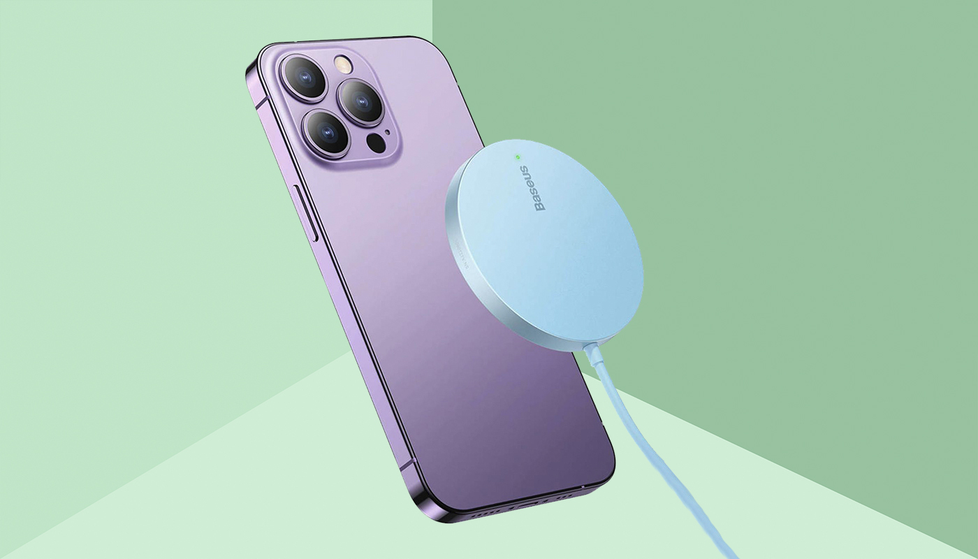 Chargeur MagSafe bleu et iPhone 15 Pro violet, fond vert.