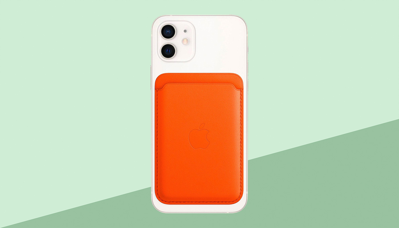 iPhone blanc avec portefeuille MagSafe orange, fond vert.