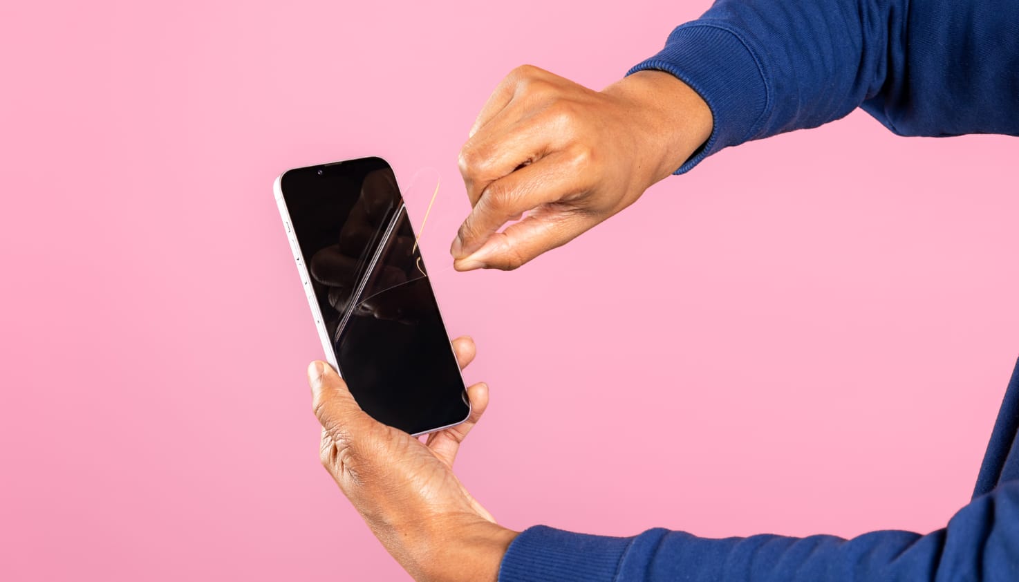 Pose d'une protection d'écran en verre sur un téléphone, Apple iPhone.