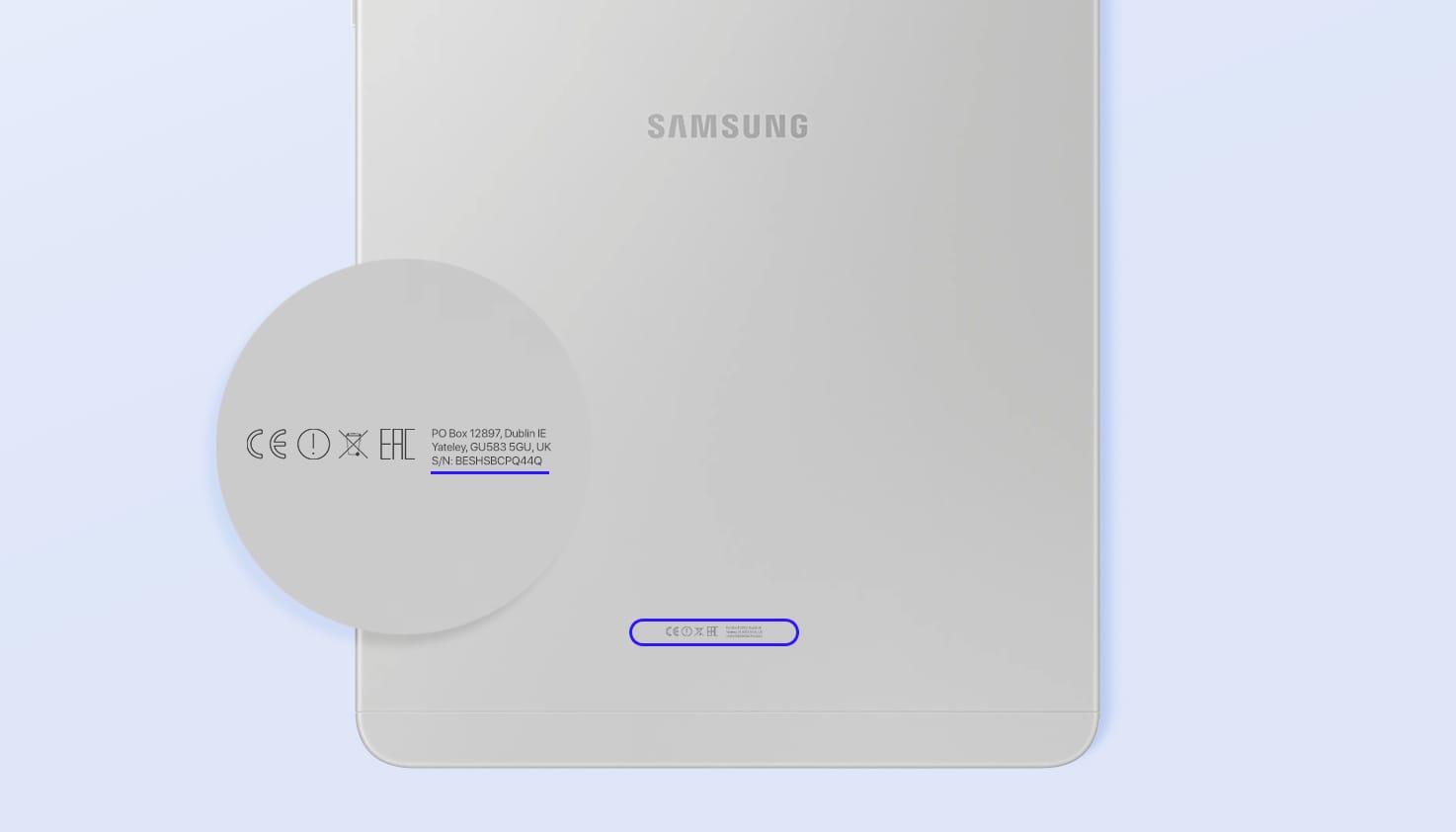Le dos d'une tablette Samsung avec le nom du modèle et le numéro de série.